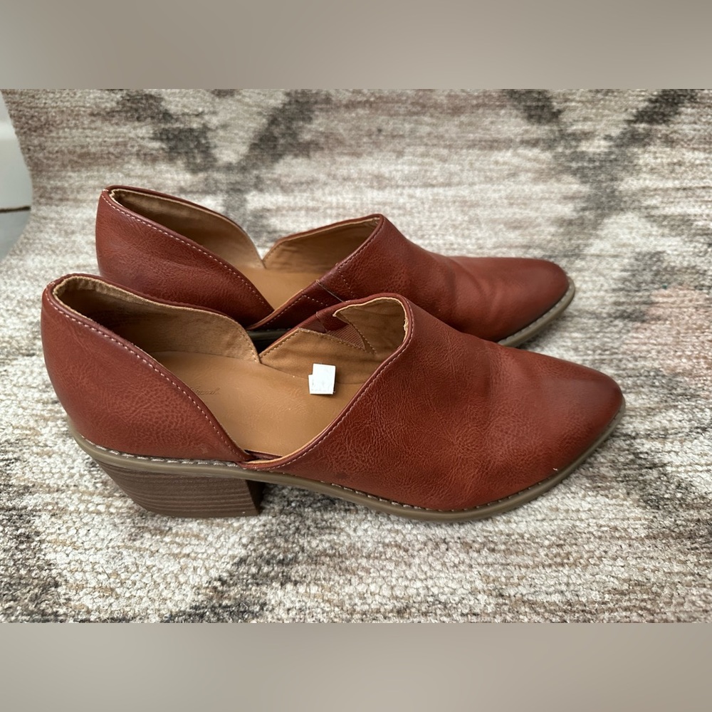 Brown mules, Universal Thread